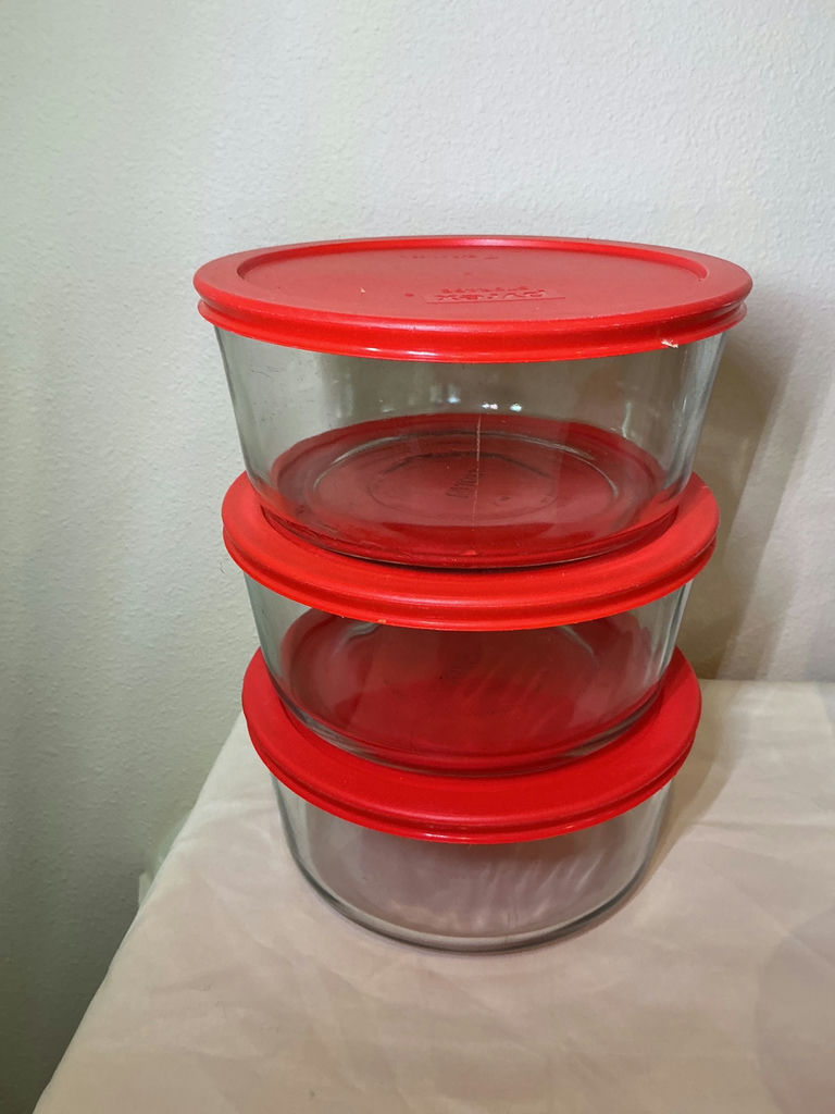 Pyrex glass storage containers with red and blue lids - image 2 of 4