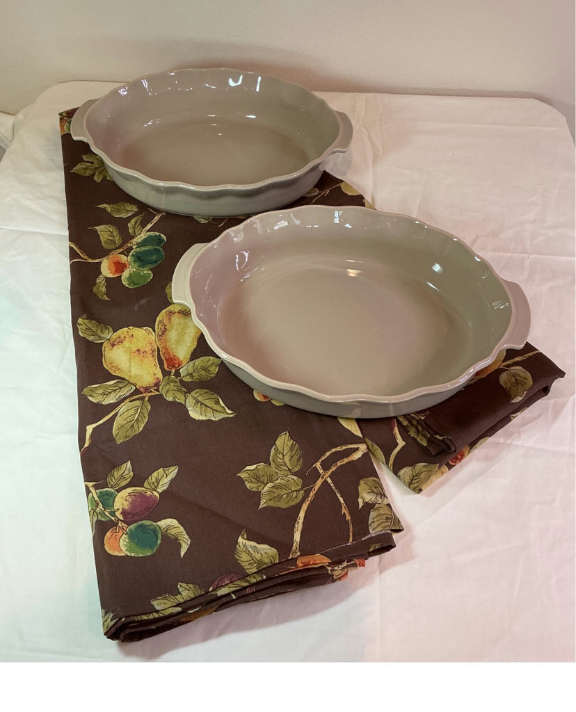 Two ceramic baking dishes with scalloped rims. - image 1 of 3