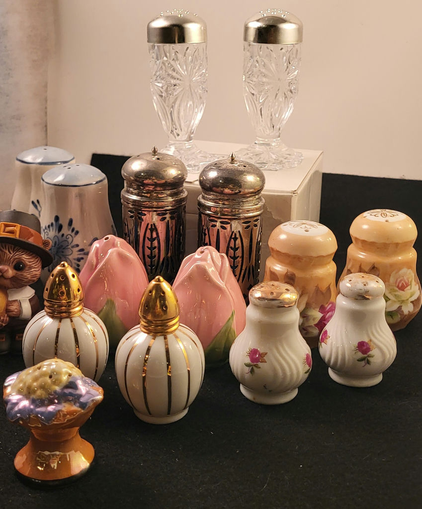 Vintage Lot of 8 sets (+1) Salt & Pepper Shakers - image 2 of 14