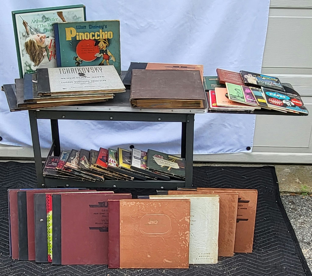 Large Lot Of Antique Albums & 45's - image 1 of 6