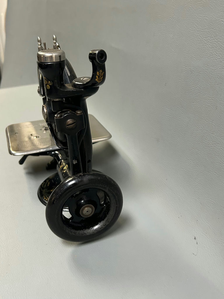 Antique Wilcox & Gibbs Threadle Chain Stitch Sewing Machine  - image 3 of 7