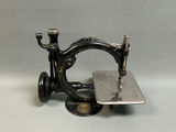 Antique Wilcox & Gibbs Threadle Chain Stitch Sewing Machine - thumbnail 4 of 7