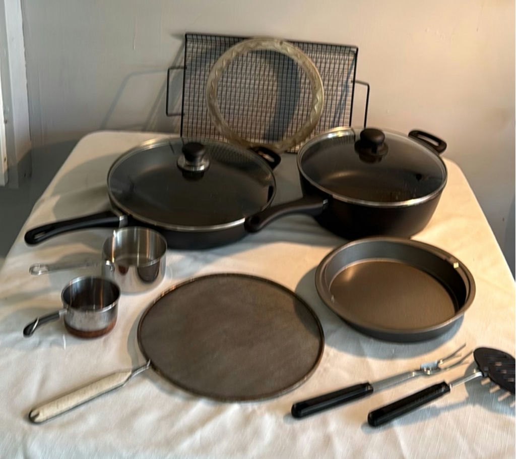 Cookware set with pans, lids, grill pan, rack and measuring cups - image 1 of 5