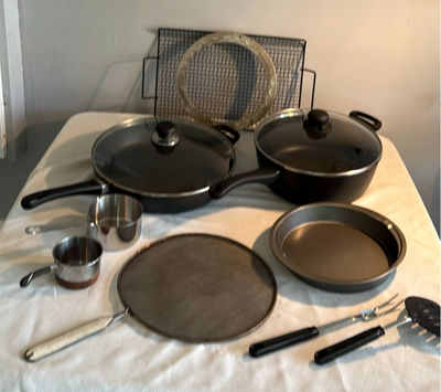 Cookware set with pans, lids, grill pan, rack and measuring cups - Image 1 of 5