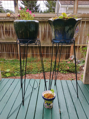 Ceramic planters, stands and art - Image 1 of 5