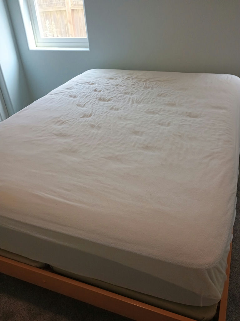 Queen bed, platform frame - image 6 of 9