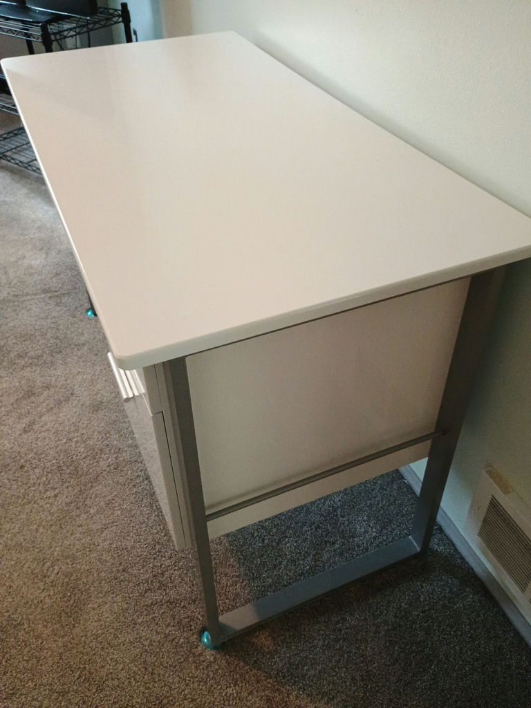 White desk with right-side two-drawer pedestal - image 2 of 5