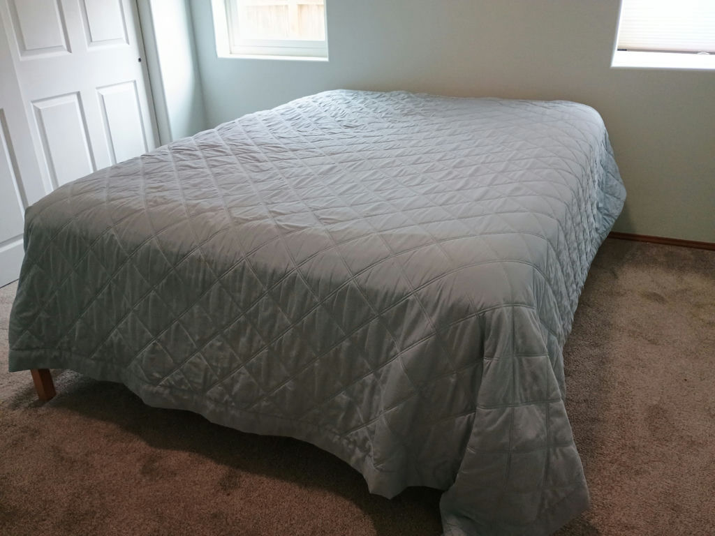 Queen bed, platform frame - image 5 of 9