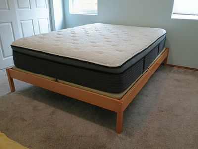 Queen bed, platform frame - Image 1 of 9