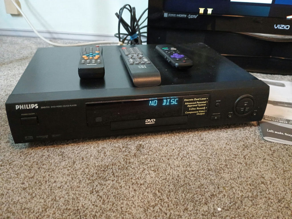Vizio TV, Philips DVD player - image 2 of 5