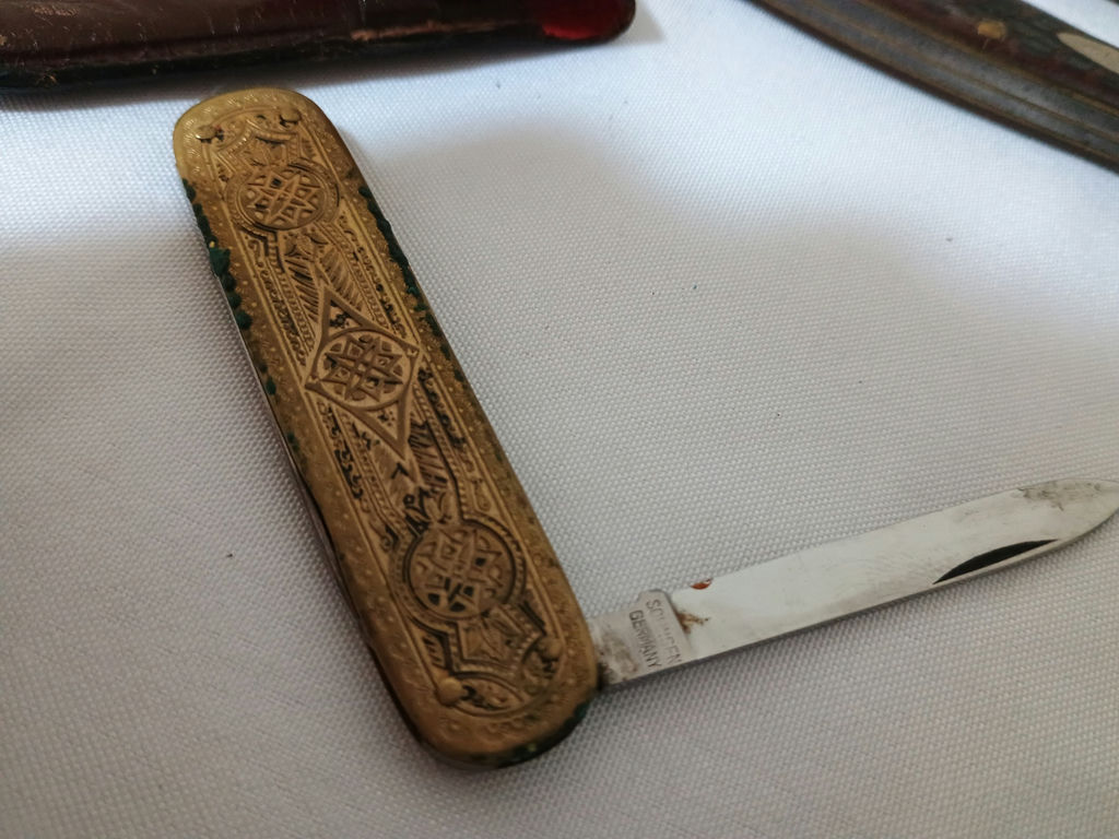 Pocket watch, pocket knives - image 2 of 6