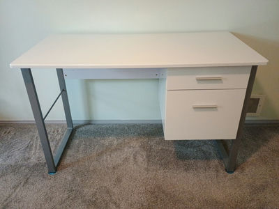 White desk with right-side two-drawer pedestal - Image 1 of 5