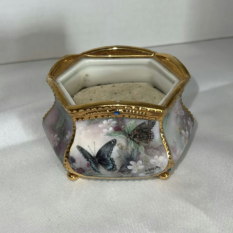 Decorative Porcelain Vanity Set with Mirrored Tray - image 3 of 8