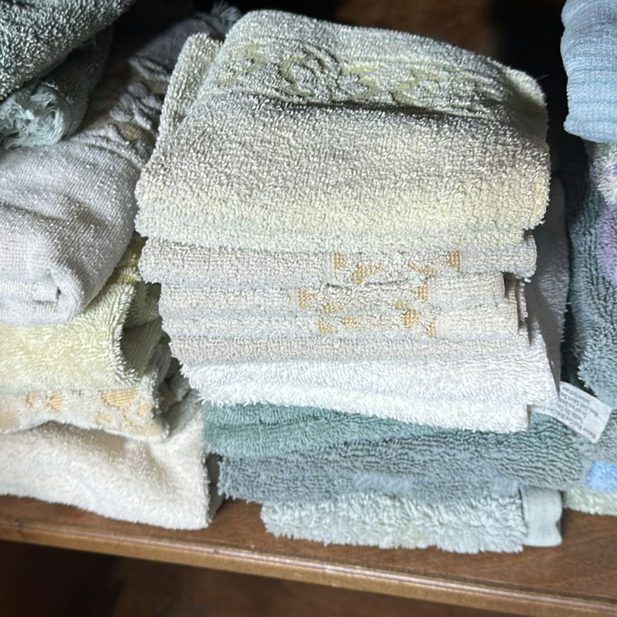 Assorted Bath Towels and Washcloths - image 3 of 6