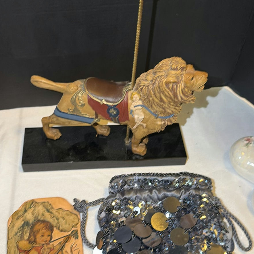Assorted Vintage Decorative Items and Trinkets - image 5 of 9