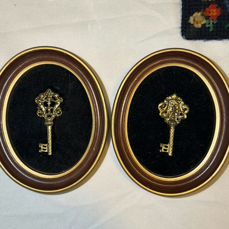Assorted Vintage Decorative Items and Trinkets - image 2 of 9