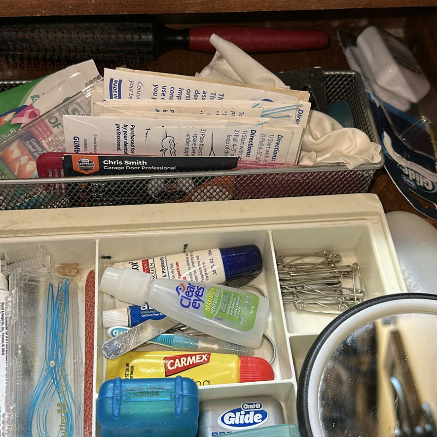 Assorted Personal Care and Grooming Items - image 3 of 6