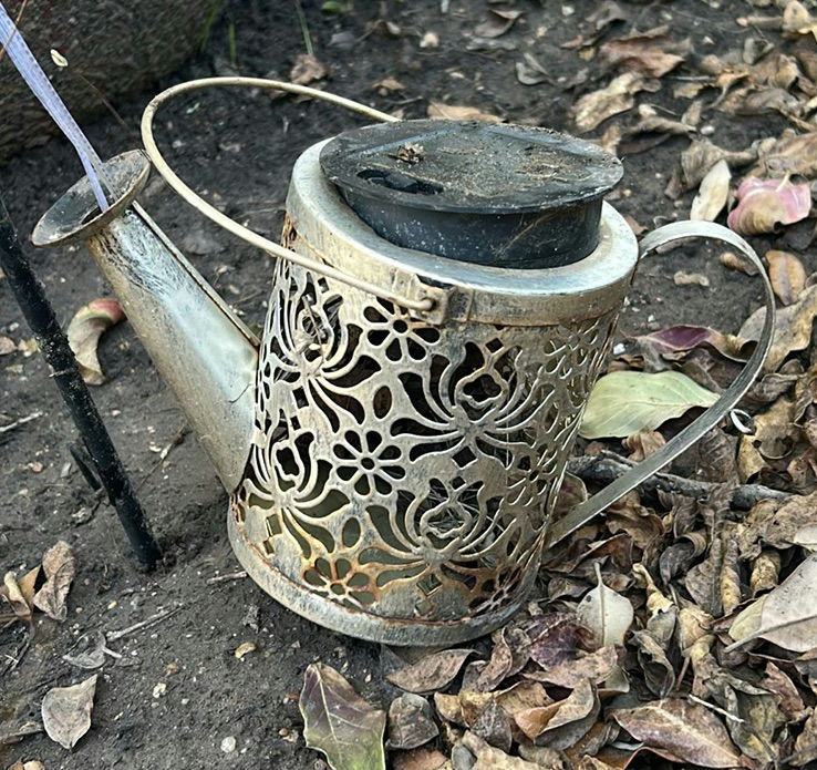 Decorative Garden Pots and Metal Yard Art - image 6 of 6