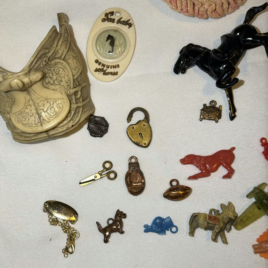 Assorted Vintage Decorative Items and Trinkets - image 7 of 9