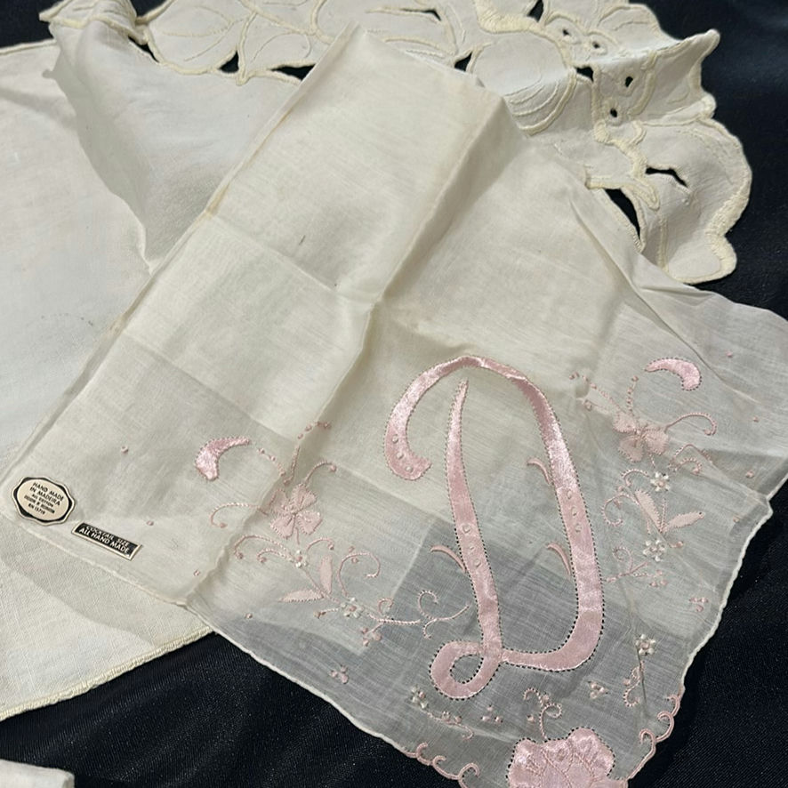 Vintage Embroidered Linen and Handkerchief Set - image 3 of 6