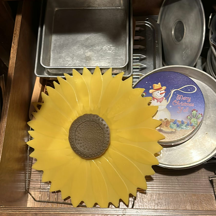 Assorted Bakeware and Kitchen Pans - image 3 of 4