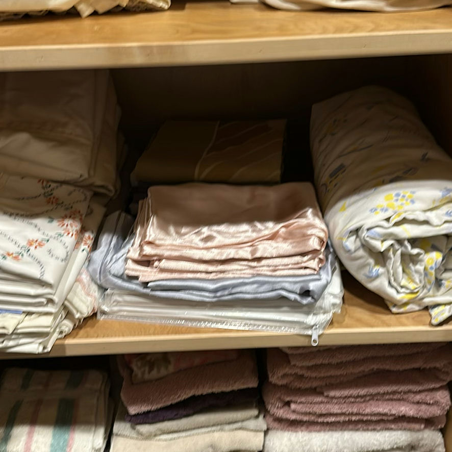 Assorted Bed Sheets, Pillowcases, and Towels - image 4 of 7