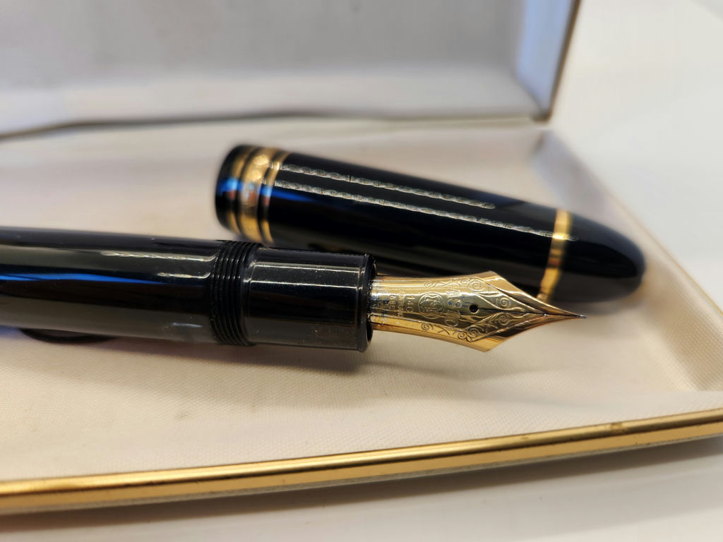 RARE Vintage Montblanc Meisterstück 149 Fountain Pen 14K Gold Nib (1987–1992) w/ Original Box (Pair with lot 115 Montblanc Ink) - image 2 of 14