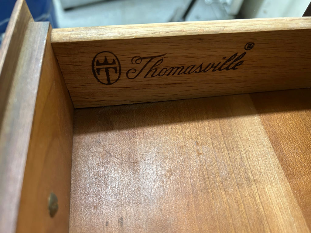 A Pair of Thomasville Nightstands - image 2 of 9