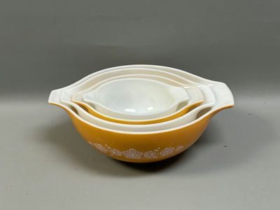 A Group of 4 Vintage Pyrex Mixing Bowls - Image 1 of 5