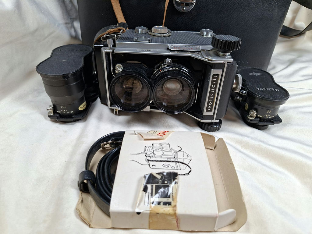 Mamiya C33 Professional Twin-Lens Reflex Camera Kit - image 3 of 11