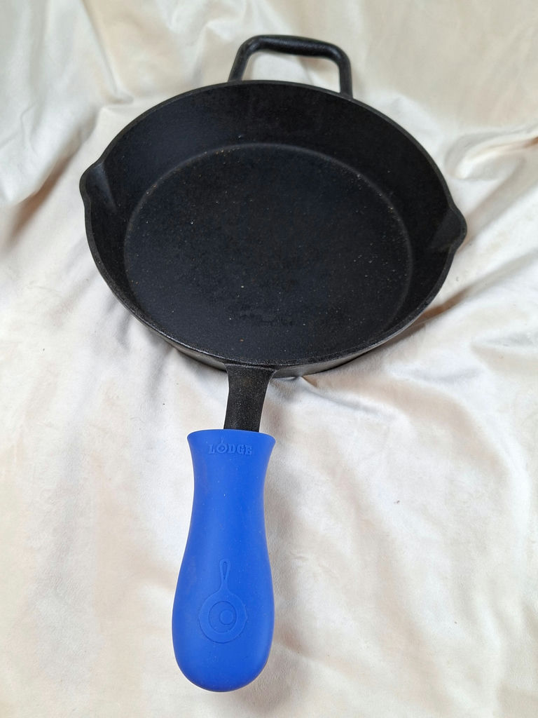 Cast iron skillet with blue silicone handle - image 4 of 5