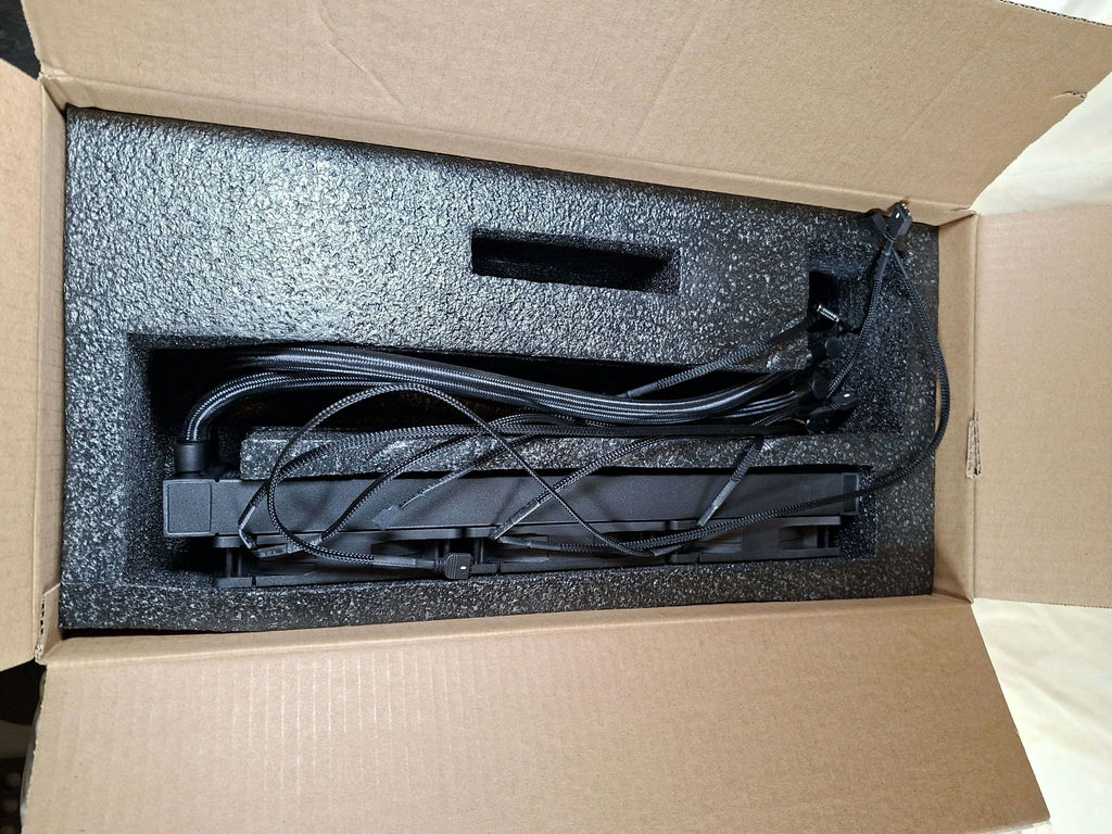 Lenovo Legion Liquid CPU Cooler with 360mm Radiator and Triple Fans - image 3 of 7