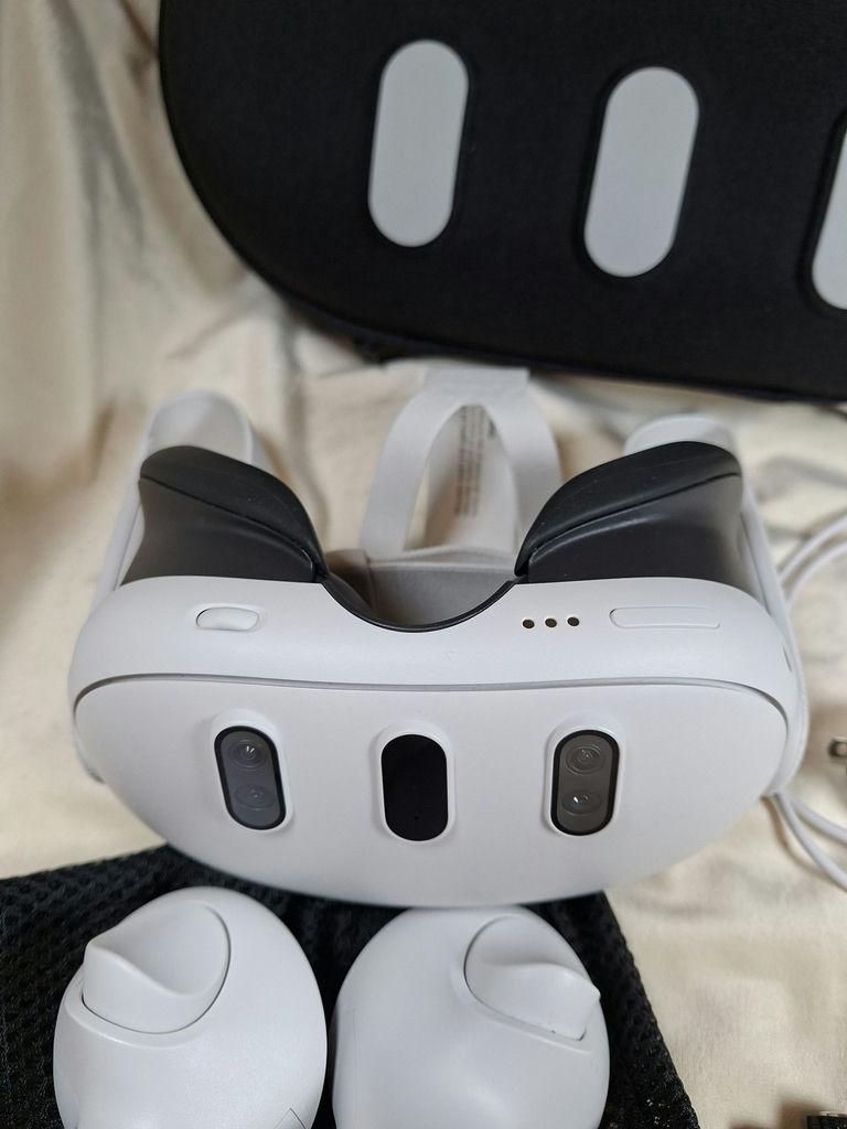 Virtual Reality Headset with Controllers and Accessories - image 3 of 4