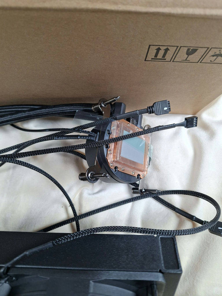 Lenovo Legion Liquid CPU Cooler with 360mm Radiator and Triple Fans - image 4 of 7