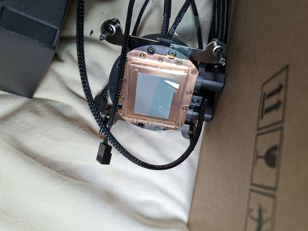 Lenovo Legion Liquid CPU Cooler with 360mm Radiator and Triple Fans - image 6 of 7
