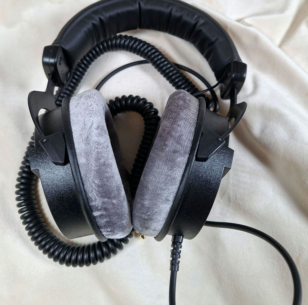 Beyerdynamic DT 990 Pro 250 Ohm Headphones - image 1 of 6