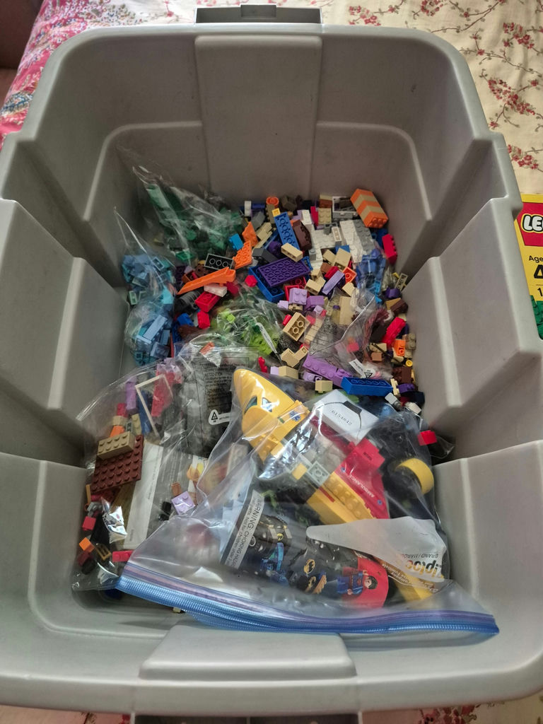 LEGO Classic 1500-piece Set with Storage Container - image 2 of 3