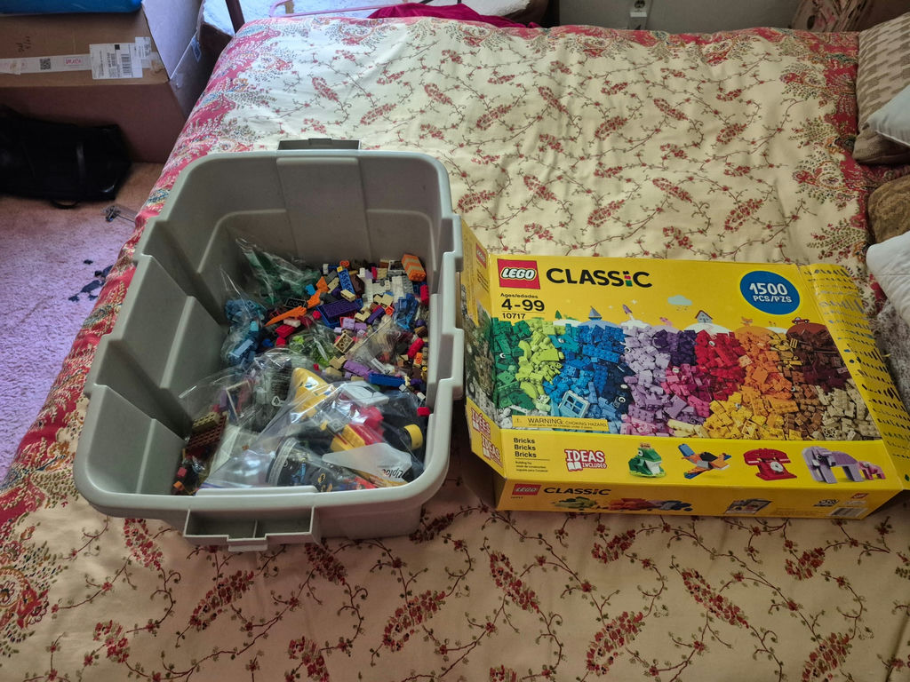 LEGO Classic 1500-piece Set with Storage Container - image 1 of 3