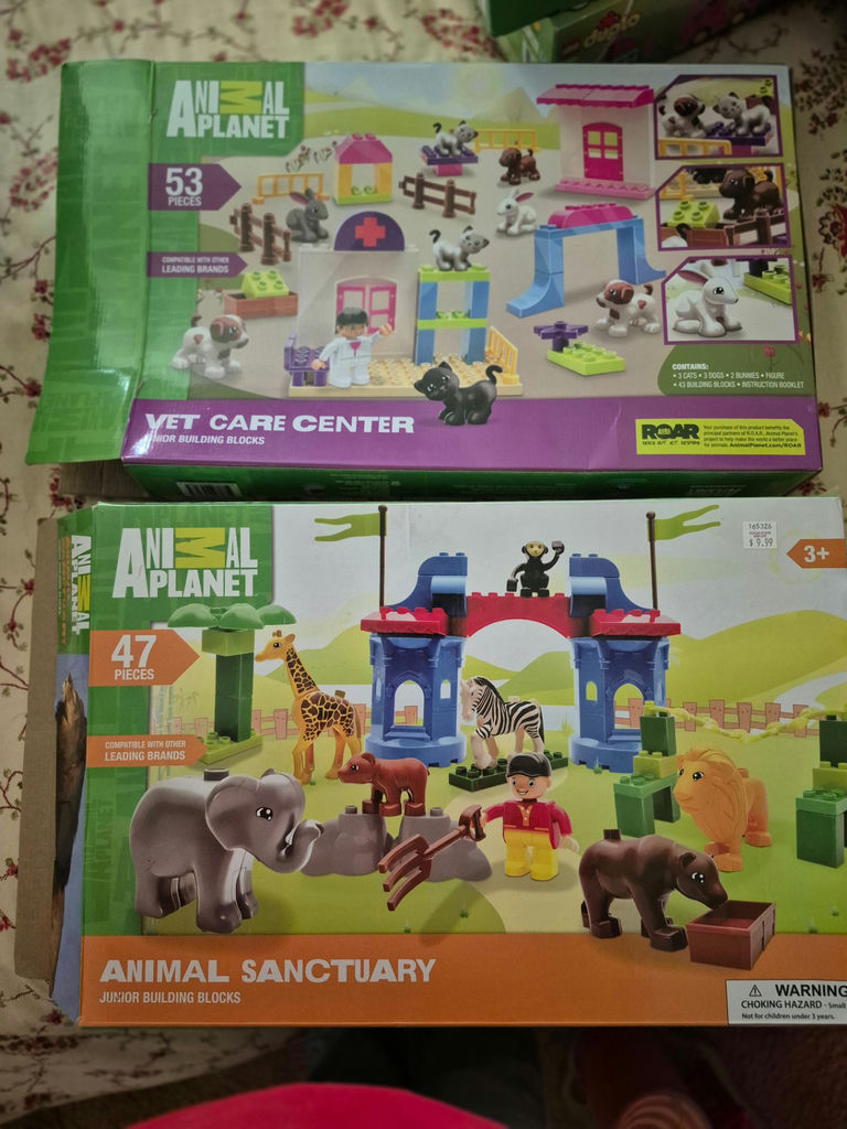 Animal Planet Vet Care Center and Animal Sanctuary Building Blocks - image 1 of 3