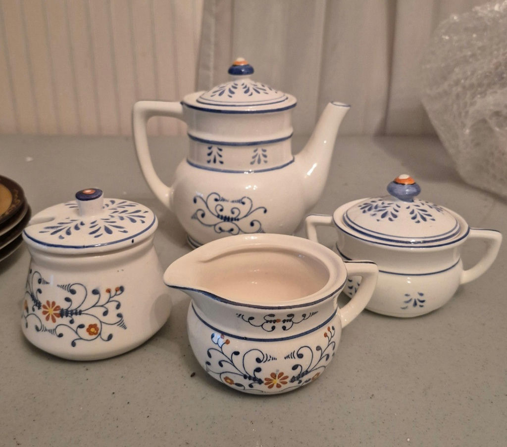 Royal Sealy "Heritage" Pattern Tea Set - image 1 of 5