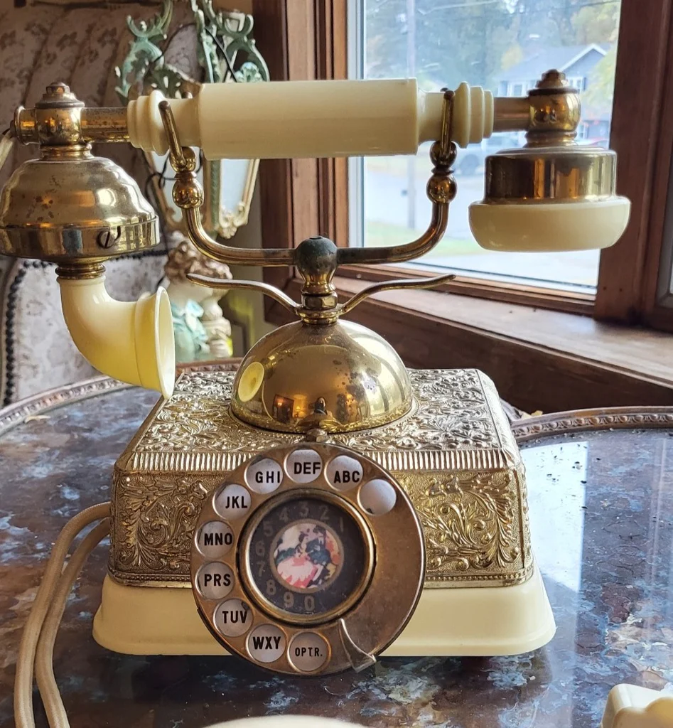 Vintage-style rotary dial telephone - image 1 of 5