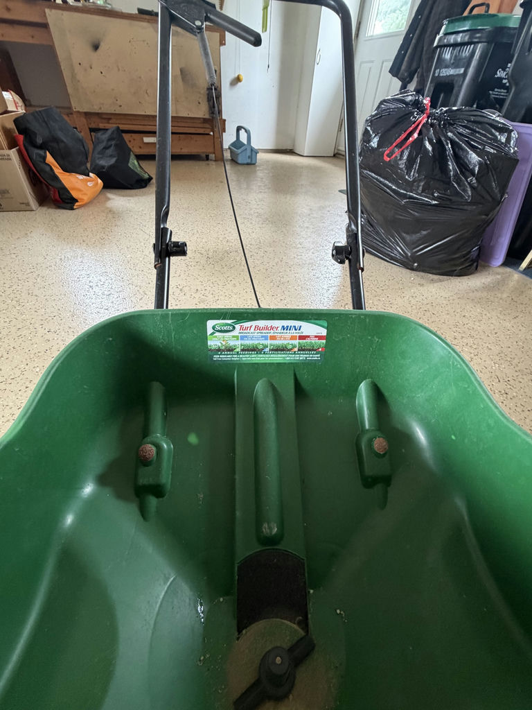 Scott’s Broadcast Spreader - image 3 of 5