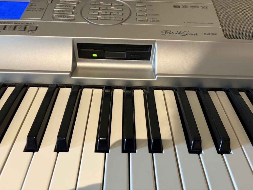 Yamaha Portable Grand Piano DGX-500 With Bench - image 9 of 13
