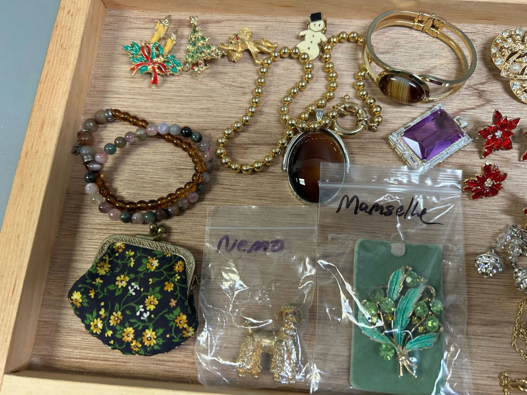 Costume Jewelry  - image 6 of 6
