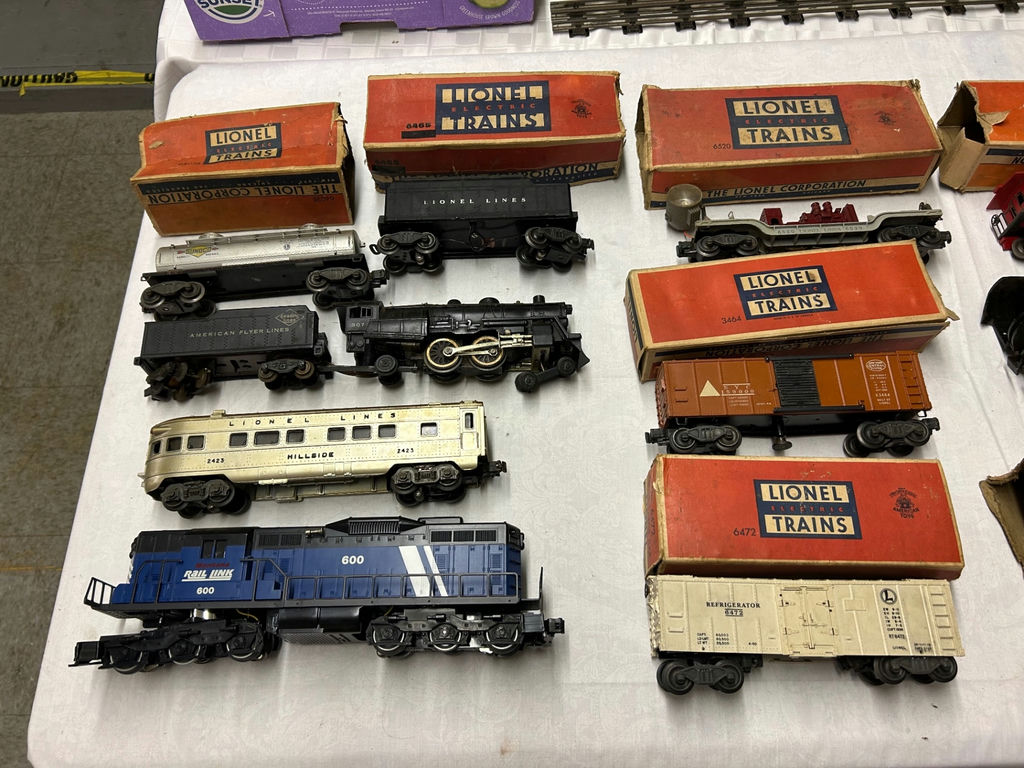 Vintage Lionel Trains and Accessories  - image 7 of 11