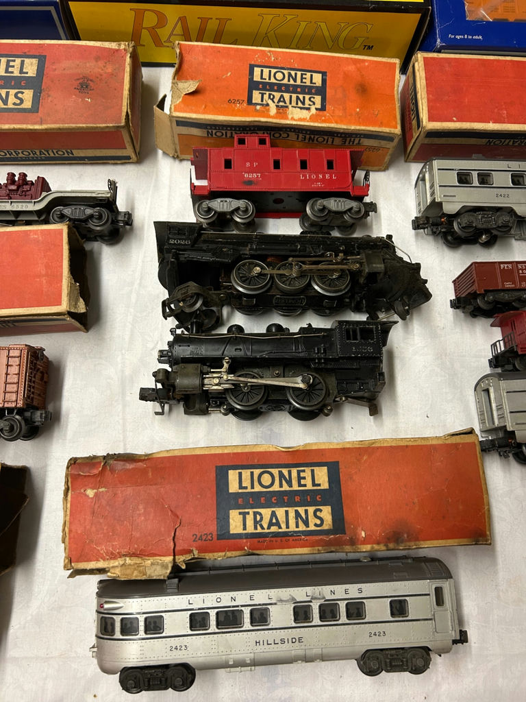 Vintage Lionel Trains and Accessories  - image 2 of 11