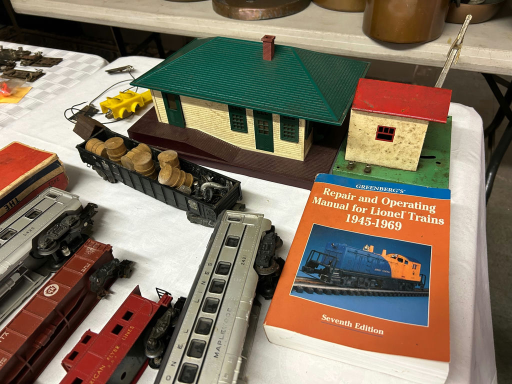 Vintage Lionel Trains and Accessories - image 3 of 11