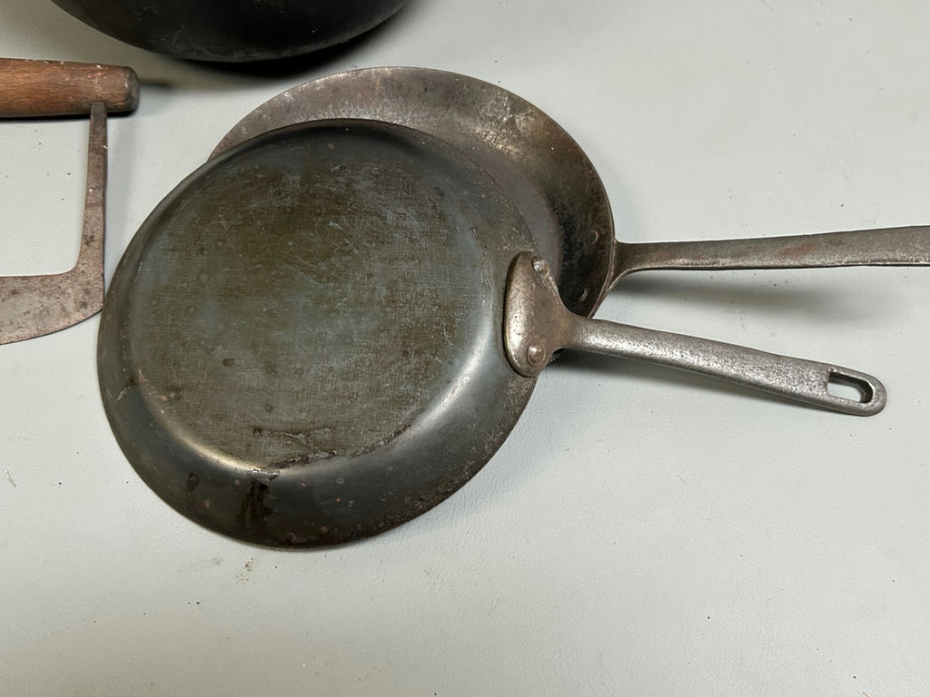 Antique Cast Iron Cookware - image 4 of 6