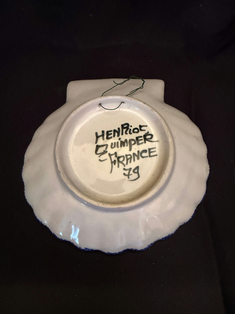 Vintage Henriot Quimper pottery shell-shaped dish - image 2 of 3