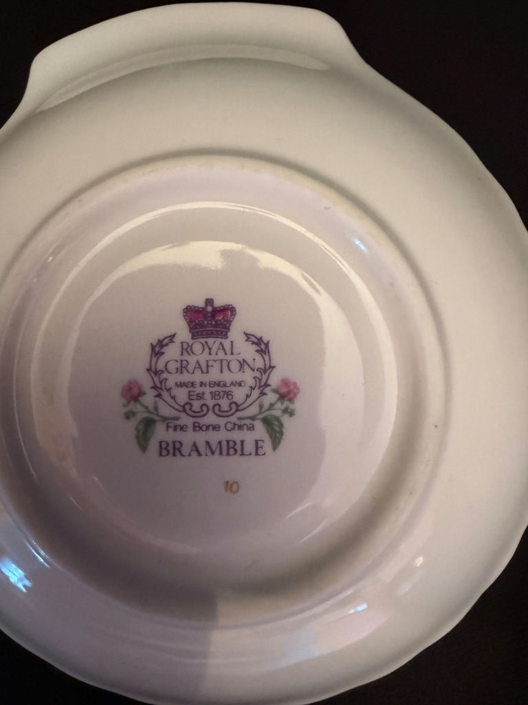 Royal Grafton Bramble pattern shell-shaped trinket dish - image 3 of 4